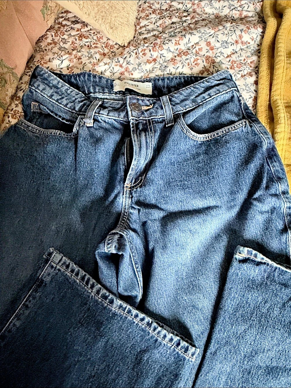 Hollister Curvy Mid-Rise Baggy Jeans Wide Leg Jeans in Blue Waist 26 Short